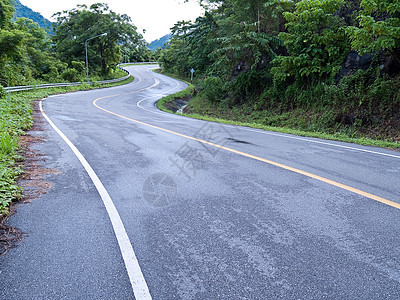 道路曲线驾驶车道旅行森林生长角落肩膀沥青爬坡转弯图片