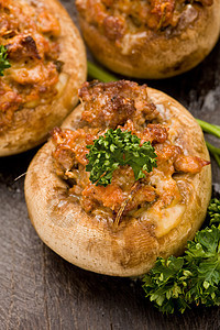 挂满的蘑菇食物香菜木桌美食营养图片