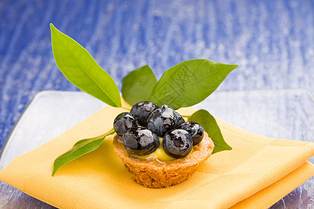带蓝莓的糕点奶油餐巾叶子黄色甜点食物树叶水果糖果图片