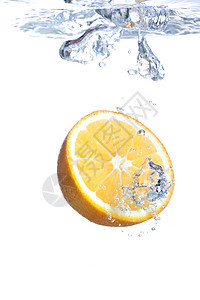 橙子掉入水中白色海浪水果打扫活力工作室食物洗涤气泡运动图片
