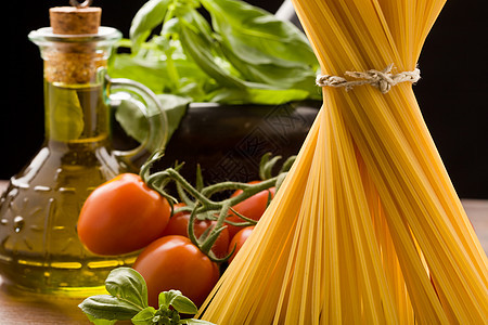 意大利意大利面食的成分a东西西红柿食物美食果汁烹饪砂浆面条蔬菜桌子图片