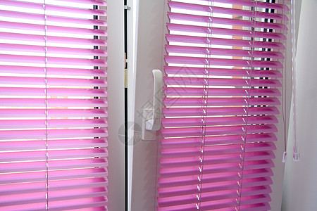 水平百叶窗窗帘阳光阴影白色条纹塑料房间孤独窗户粉色图片