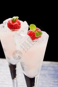 草莓液薄荷水果酒精饮料图片