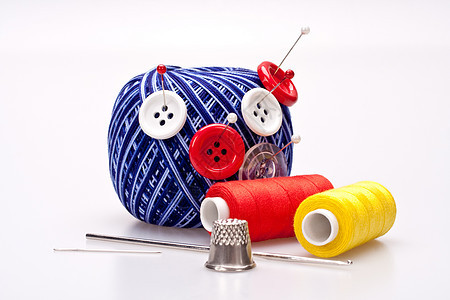 带纽扣的毛球针纺织品顶针宏观针织针线活工艺刺绣羊毛纤维线程图片