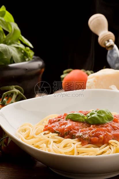面食加番茄酱和配料东西烹饪蔬菜果汁面条西红柿砂浆桌子美食食物图片