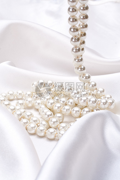 白边上的珠宝项链庆典宏观宝石白色折叠礼物纺织品珍珠丝绸图片
