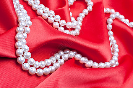 白边上的珠宝折叠纺织品订婚奢华项链珠子宝石红色珍珠礼物背景图片
