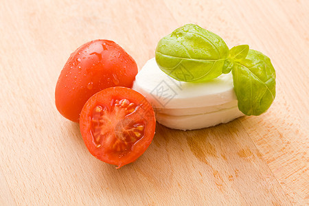 切肉板上的番茄和Mozzarella食物烹饪牛奶产品砧板乳制品起动机桌子图片