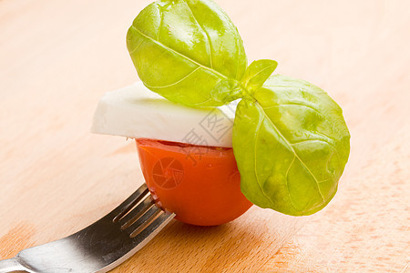 番茄和马扎里拉的叉子乳制品桌子产品砧板食物牛奶起动机烹饪图片