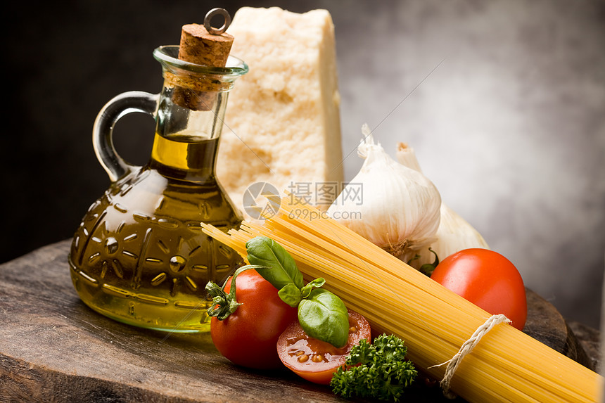 意大利面食2的成分素食香菜食物食品面条厨房桌木图片
