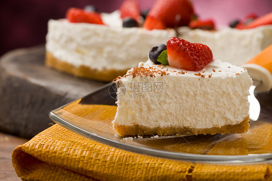 草莓蛋糕酸奶奶油状甜点餐巾桌子玻璃美食巧克力薄荷奶油图片