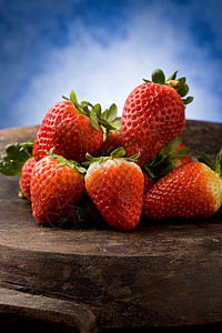 木制桌上的草莓水果食品桌子食物浆果营养甜点背景图片