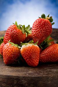 木制桌上的草莓食物营养食品水果浆果甜点桌子背景图片
