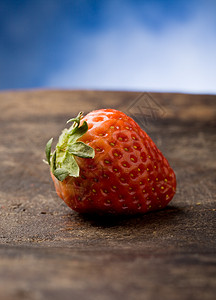 木制桌上的草莓营养水果桌子浆果甜点食品食物背景图片