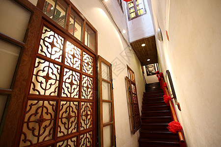 中国传统走廊 用红灯笼木制通道门厅木头房子灯笼窗户风景建筑场景图片