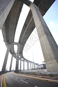 白天高高的快路街道车道穿越柱子天空卡车交通城市立交桥运输图片