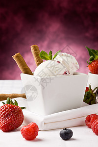 带白莓的冰淇淋乳制品甜点浆果覆盆子食物牛奶糖果蛋糕美食饼干图片