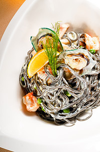 海鲜黑意大利面面条用餐蔬菜香料食物牡蛎盘子贝类草药香菜图片