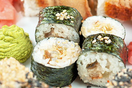 寿司成套熏制海藻鱼子食物橙子异国餐厅小吃厨房盘子图片