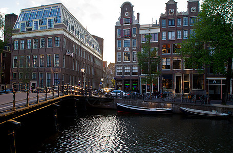 阿姆斯特丹的一条运河市中心遗产圆顶教会建筑人士商务风格景观首都图片