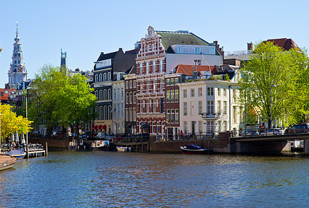 阿姆斯特丹的一条运河历史遗产房子景观市中心城市人士旅游游客首都图片