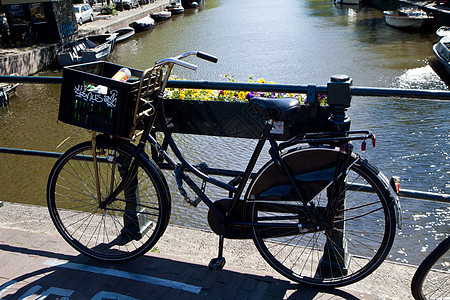 阿姆斯特丹的一条运河景观市中心特丹人士历史遗产游客建筑学城市房子图片