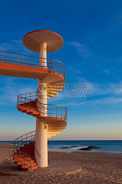 海滩上的蜗牛楼梯螺旋海洋场景脚步梯子旋转海岸圆圈金属蓝色图片