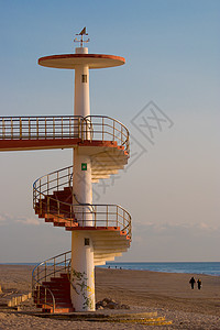 海滩上的蜗牛楼梯旅行场景蓝色梯子螺旋旋转旅游石头脚步海岸线图片