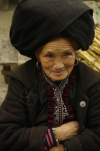 婆婆在新浩市场少数民族衬衫裤子传统民间女性乡村黑色海关裙子图片
