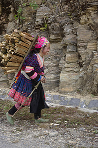 木材加工衣服部落戏服女孩民间木头山地风俗苦差事女性图片