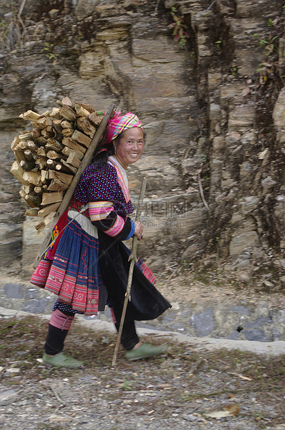 木材加工女性衣服女孩风俗戏服少数民族木头民族山地民间图片