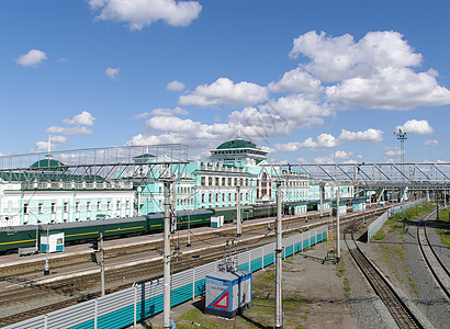 俄罗斯奥姆斯克火车站货车天空路口蓝色平台总站铁路火车大堂运输图片