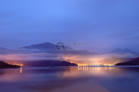 湖风景天空反射天堂蓝色爬坡场景吸引力薄雾图片