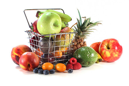 购物篮中的水果混合饮食市场食物组合菠萝篮子维生素浆果橘子李子图片