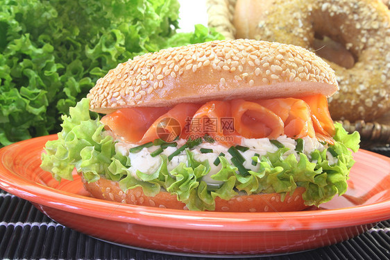配奶油奶酪和鲑鱼的包装面包圈芝麻烟熏饼干黑芝麻零食韭菜早餐图片
