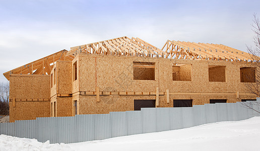 兴建新住宅蓝色窗户房屋天空房子财产木板木材材料承包商图片