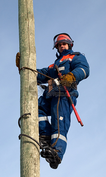电工在一杆上力量工作服线工钢丝钳服务维修安全登山者电压天空图片