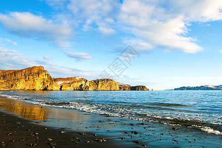 海湾大海旅行者旅行旅游山脉岩石海岸线地理背景季节图片