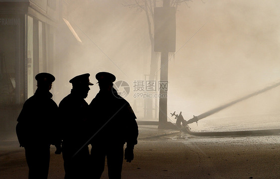 警方在新年大火中监视消防员水平街道水带消防浓烟冷天情况灾难长官图片