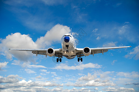 空中旅行  飞机在蓝色的天空中飞着云雾齿轮喷射白色交通飞行客机货物航班力量旅游图片