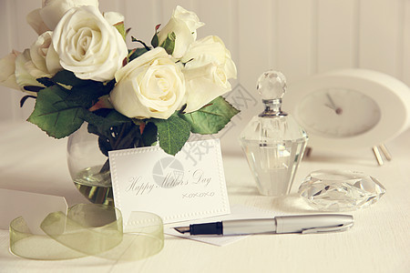 带白玫瑰和笔笔的便记卡图片