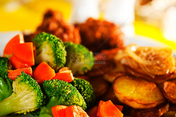 炒土豆花椰菜胡萝卜和烤鸡课程菜单厨房蔬菜橙子盘子油炸桌子烹饪饮食图片
