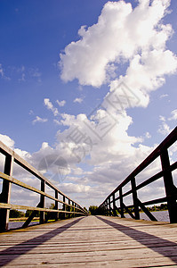 带云的木桥视角图片
