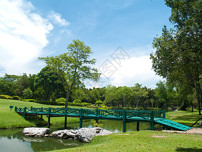 绿色木桥运河石头木头岩石小路人行道旅行公园天空环境图片