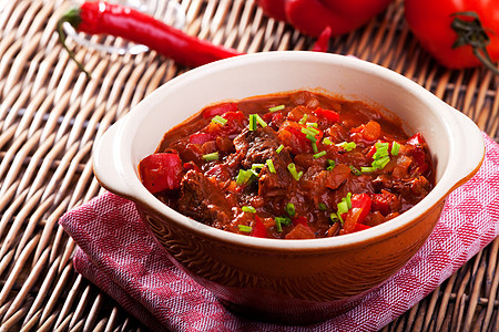 在一个碗中肉汁牛肉韭菜盘子胡椒食物草本植物餐垫抹布红色图片