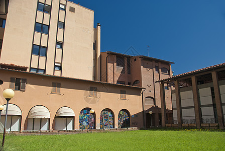 意大利比萨比萨法院街道教会房子建筑学建筑石头窗户天际旗帜玻璃图片