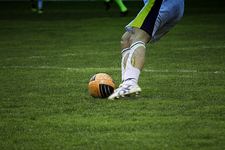 在足球比赛中踢球社论运球守门员蓝色体育场分数跑步男人乐趣杯子图片