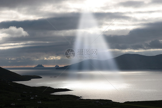 太阳光束波浪海洋戏剧性荒野沉思海岸海景崎岖横梁海浪图片