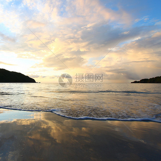 托尔托拉啤酒湾  BVI岛屿爬坡荒野海浪太阳日落阳光波纹酿酒师啤酒商图片