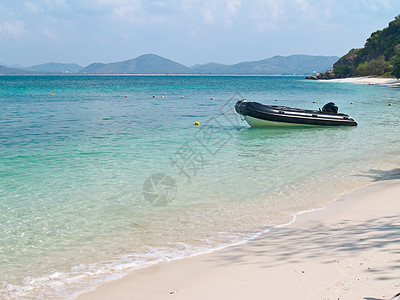 充气船海岸蓝色天空漂浮旅行巡航公园发动机海景海洋图片